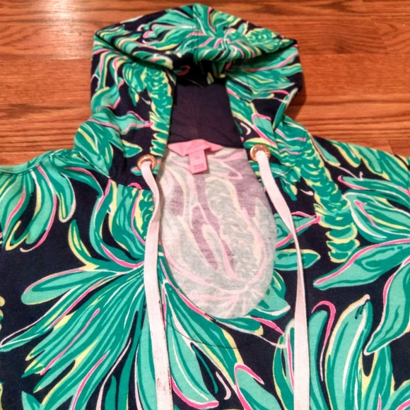 SOLD Lilly Pulitzer Hooded Popover - Picture 4 of 5